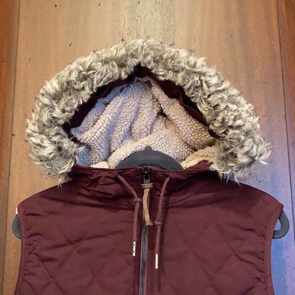 Eddie Bauer Vest quilted sherpa lined with hood - Picture 4 of 16
